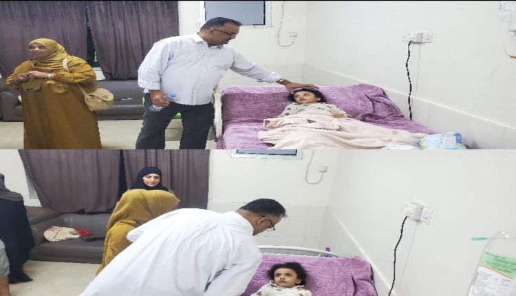 مدير التواهي بعدن يزور الطفلة المصابة بسبب سقوط بلكونة من عمارة متهالكة 