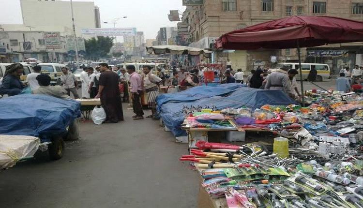مضاربة بأسعار العملات في تعز والسعودي بـ350.. وسط أزمة حادة بالسيولة النقدية