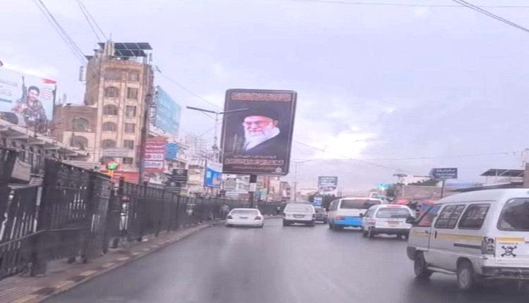 الحكومة تكشف عن طرد الحوثي لنساء فقيرات من تحت صور خامنئي في شوارع صنعاء