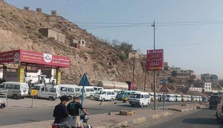 فوضى أسعار الوقود في تعز تشعل غضب المواطنين وتثير تساؤلات حول غياب الرقابة 