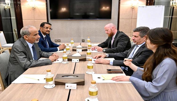 الصبيحي يكشف للسفير الأمريكي عن تنفيذ الحكومة خطوة أساسية لاستعادة مؤسسات الدولة