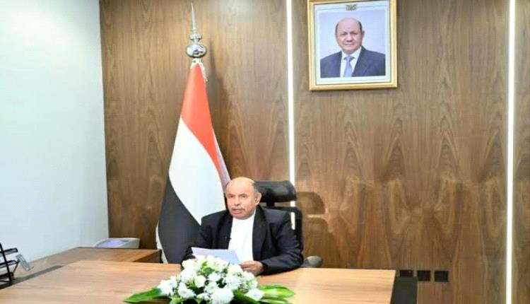 الخنبشي يمنع رفع صور الزُبيدي في حضرموت.. والانتقالي يهدد برد عملي وميداني مزلزل