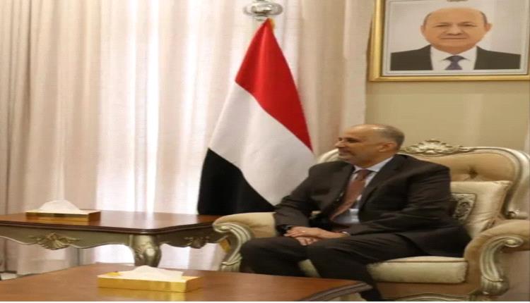 بحث وزير المالية مروان بن غانم، اليوم الخميس، عبر تقنية الاتصال المرئي، مع سفيرة بريطانيا لدى اليمن، عبده شريف، أوجه الدعم البريطاني للحكومة اليمنية في مجال الإصلاحات الاقتصادية والسياسية #اليمن 