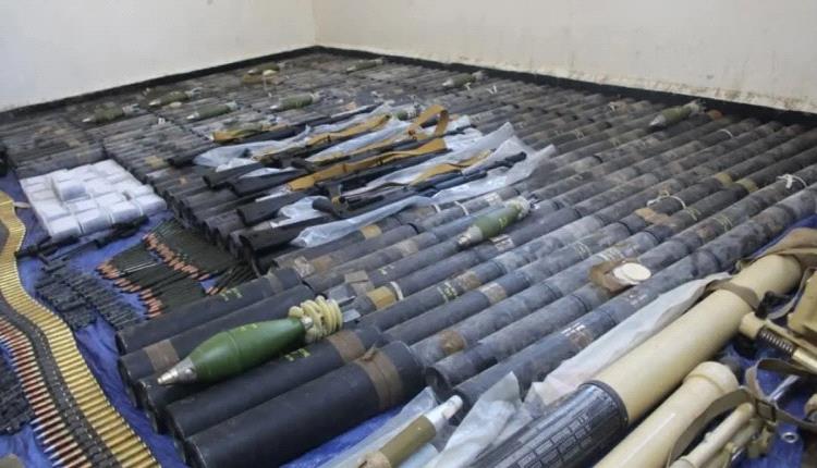 حضرموت.. ضبط أسلحة وقذائف مسروقة من معسكر مطار الريان