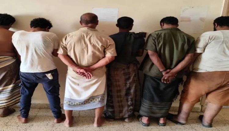 الشرطة تداهم منازل في المهرة وتضبط أوكار خلية إجرامية مع 6 من عناصرها