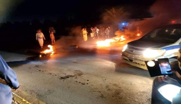 مأرب تشهد تصعيدا احتجاجيا للجرحى والعسكريين أمام البنك المركزي للمطالبة بالرواتب