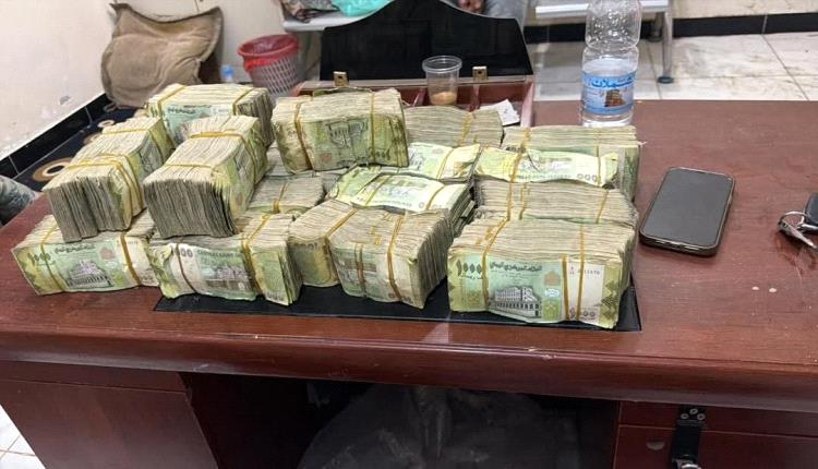 داخل كيس قمامة.. الشرطة تعيد 12 مليون ريال إلى صاحبها وتكشف تفاصيل واقعة مثيرة في عدن