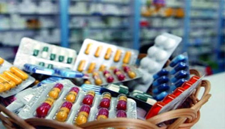 فضيحة تدوي تعز.. أدوية منتهية تُرمى وتُحرق في مجاري السيول وسط غضب شعبي عارم