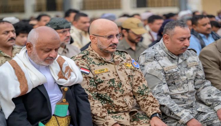 بملابس عسكرية.. طارق صالح يؤدي صلاة عيد الفطر بالمخا 