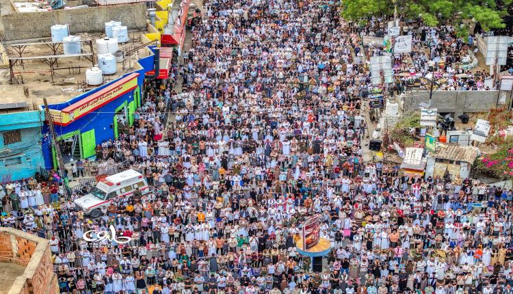 الإخوان يحوّلون صلاة العيد في تعز إلى ساحة تبرعات وهتافات سياسية