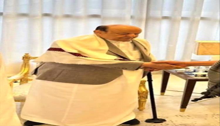 بالعصا.. شاهد أول ظهور إعلامي لهادي منذ تنحيه عن السلطة