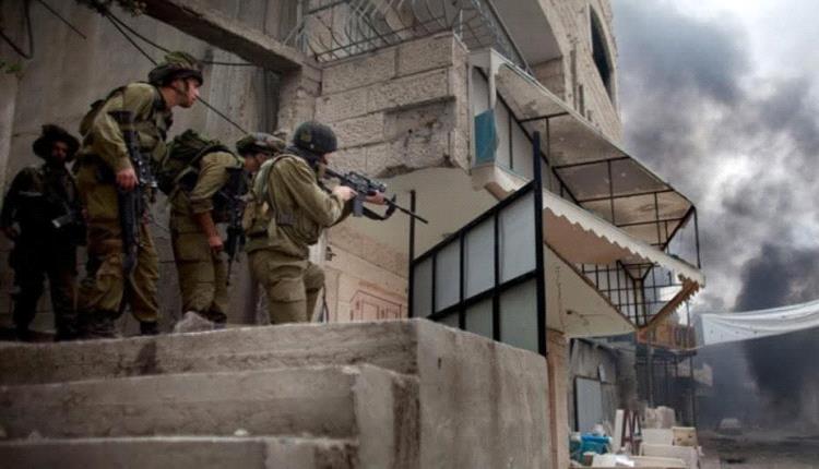 إصابة شاب برصاص إسرائيلي في الخليل واعتقال 5 آخرين  