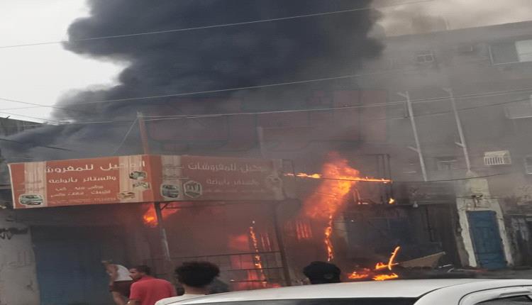 حريق يلتهم محل تجاري مع هطول أمطار غزيرة على عدن