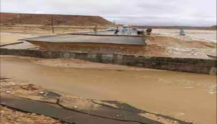 سيول مفاجئة تقطع الطريق الدولي بين حضرموت والمهرة وتشل حركة المسافرين