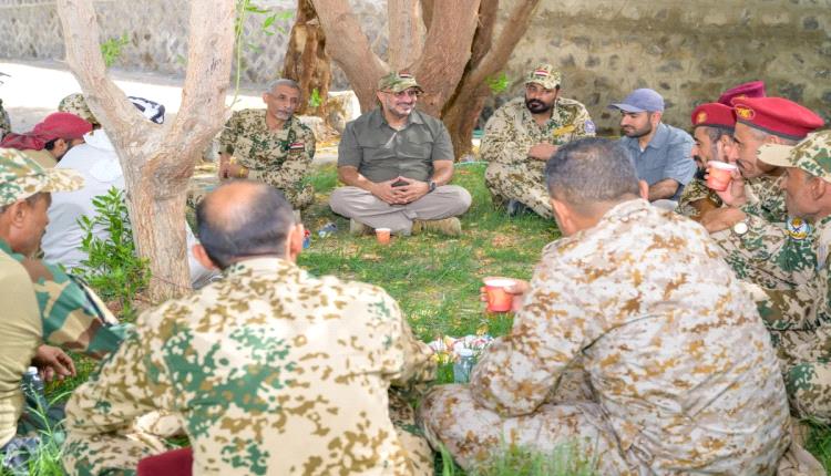 طارق صالح يوجه برفع الجاهزية في محور الحديدة لمواجهة الحوثيين