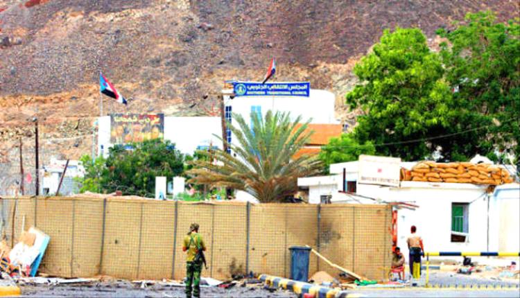 قوات مدعومة سعوديًا تقتحم مقر هيئة رئاسة الإنتقالي في عدن والأخير يحذر