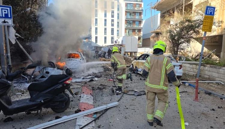 انفجارات عنيفة تهز إسرائيل.. مصابون بعد سقوط شظايا على مبنى وسط تل أبيب