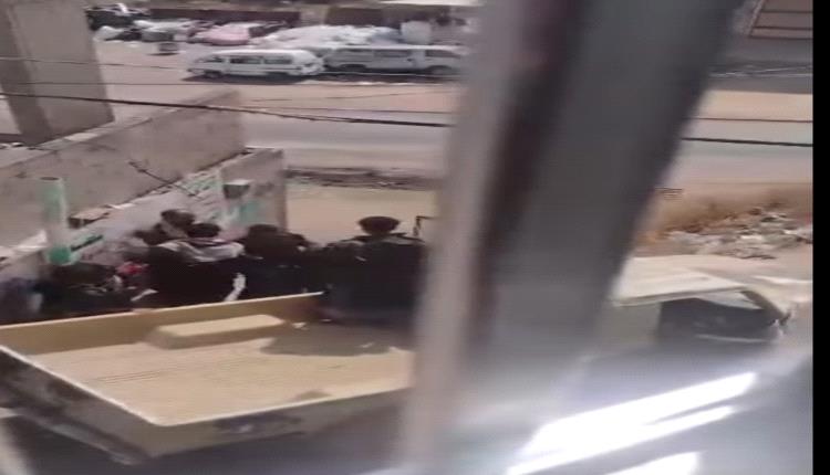 مسلحو الحوثي يعتدون على الجماعي أمام أسرته وجيرانه في إب