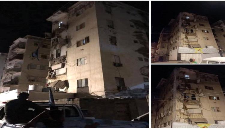 رعب في المعلا بعد انهيار متسلسل لشرفات عمارة قديمة.. وتحركات عاجلة لتفادي كارثة أكبر