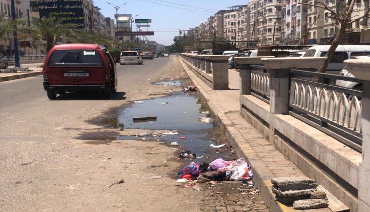 سكان المعلا في عدن يشكون ركود مياه الأمطار ويخشون تفشي الأمراض.. صور 