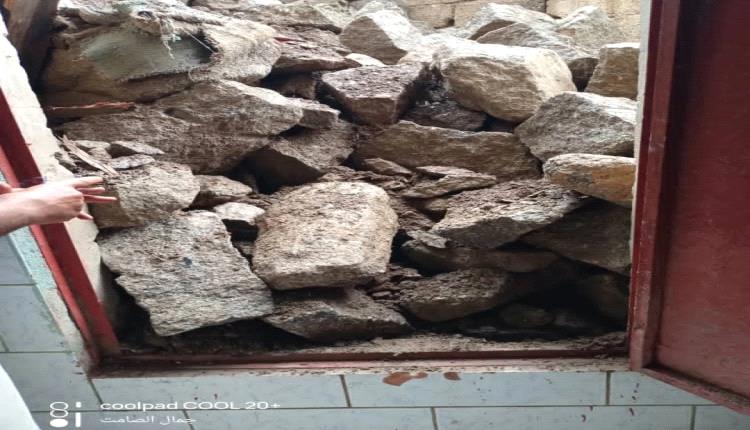 كارثة كادت تتحول لمجزرة في تعز.. انهيار جدار يدفن منازل ويترك 13 طفلا وامرأة على حافة الموت