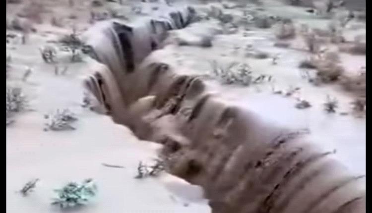 مشهد مرعب.. الأرض تنشق فجأة وسط منطقة بتعز والسكان يفرون خشية الانهيار