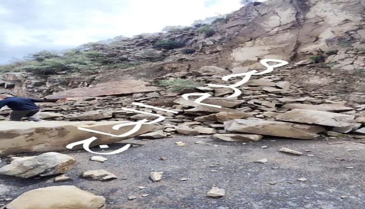 أمطار غزيرة وسيول جارفة تضرب تعز.. تضرر منازل وانهيارات صخرية وممتلكات في خطر