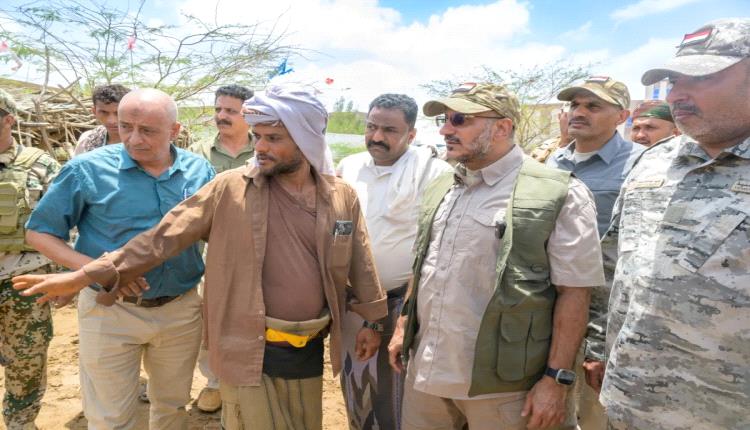 طارق صالح يتفقد المناطق المتضررة من السيول في ريف المخا 