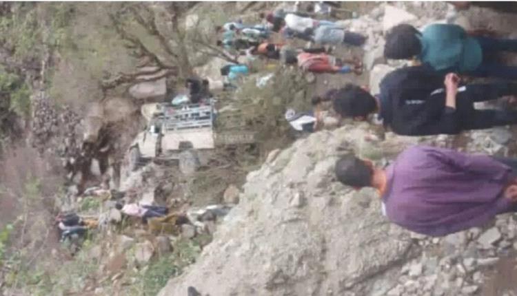 وفاة مسن وطفل وإصابة 7 بحادث انقلاب مركبة على طريق جبلي وعر في تعز