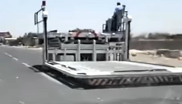 الحوثي ينهب اخر رافعة في مطار صنعاء وعناصره تجوب بها شوارع العاصمة