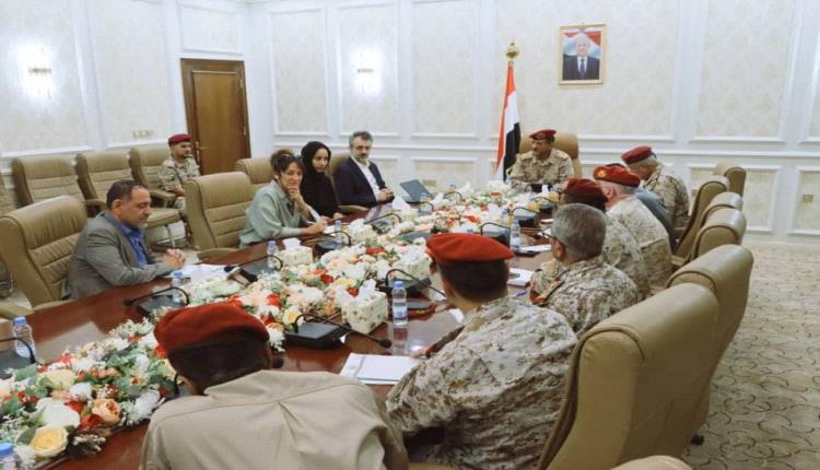 خبيرة دولية تزور عدن وتفتح موضوع تجنيد الأطفال في الجيش 