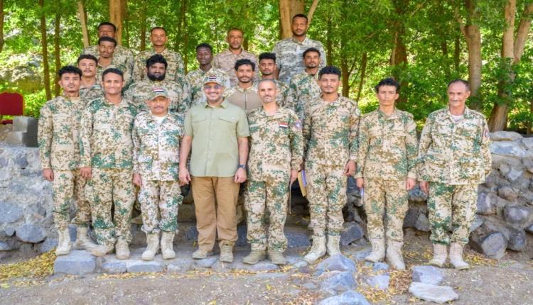 طارق صالح يكرم أفراد من القوة البحرية بعد موقف بطولي