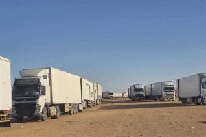 التجار والمزارعين مهددين بخسارة كبيرة.. اختناقات في منفذ الوديعة البري 