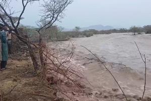 ارتفاع صادم لعدد ضحايا سيول الساحل الغربي والعثور على جثتي طفلين بعد يوم من فقدانهما