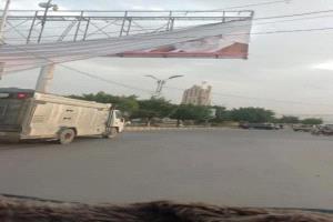 تمزيق صور خامنئي في شوارع صنعاء