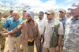 طارق صالح يتفقد المناطق المتضررة من السيول في ريف المخا 