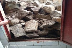 كارثة كادت تتحول لمجزرة في تعز.. انهيار جدار يدفن منازل ويترك 13 طفلا وامرأة على حافة الموت