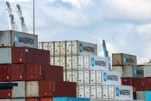 شركة شحن عملاقة توقف الملاحة في البحر الأحمر خشية هجمات بحرية 