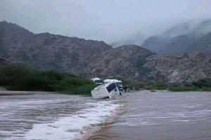 سيول قاتلة تجرف باص نقل جماعي في أبين بعد مغامرة خطيرة بعبور وادي جارف