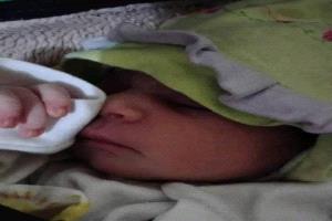 مشهد يهز تعز.. العثور على مولودة داخل باص والسائق يتهرب والشرطة ترفض استلامها وشابة تنقذها