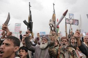 طيران يغطي سماء هذه المحافظة بكثافة منذ ساعات واستنفار حوثي كبير