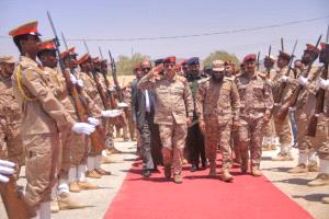 وزير الدفاع يصل المنطقة العسكرية الأولى للإطلاع على جاهزيتها