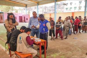 تدشين توزيع سلال غذائية لموظفي مؤسسة المياه والصرف الصحي بعدن