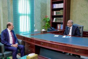 الصبيحي يشيد بتحسن الخدمات وانتظام الرواتب.. والزنداني يؤكد استمرار التنسيق لمعالجة التحديات