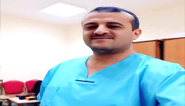 الحوثي يستدعي طبيب مشهور في صنعاء للتحقيق معه بعد انتقاده واقع التعليم 