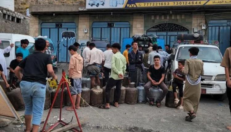 صحفي في تعز يكشف حقيقة أزمة الغاز.. وكيف يتم النهب المنظم من مأرب 