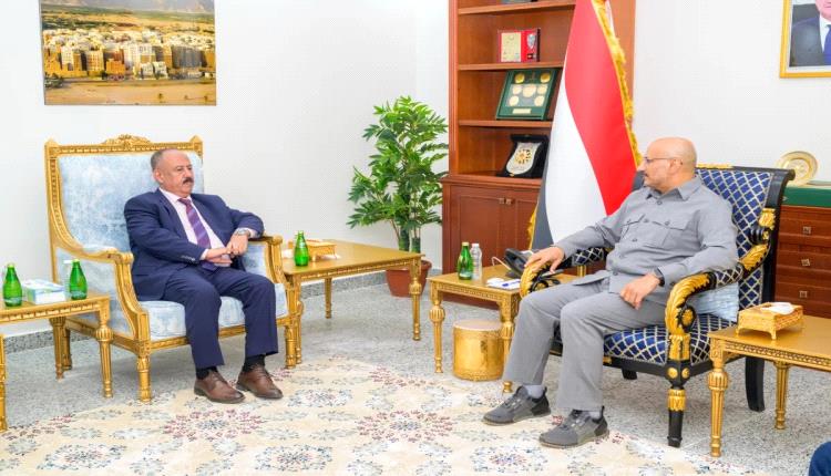 طارق صالح يناقش إعادة جدولة الرحلات إلى مطار المخا وتطوير الميناء