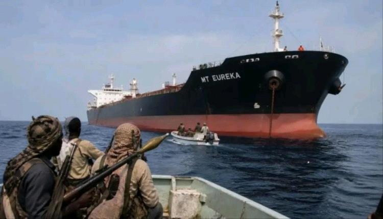 القوات الدولية ترفض المساعدة.. خفر السواحل اليمني يفشل في استعادة ناقلة نفط مختطفة
