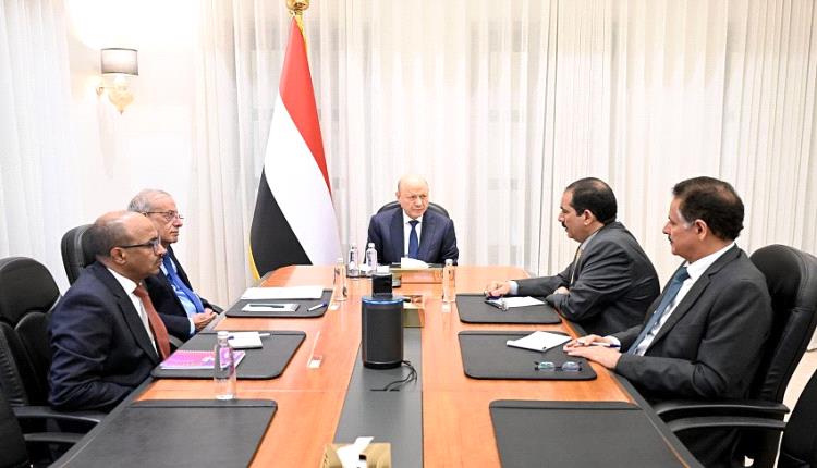 العليمي يرأس اجتماعا مصغرا للحكومة.. ويدعو لعدم إهدار الوقت والفرص