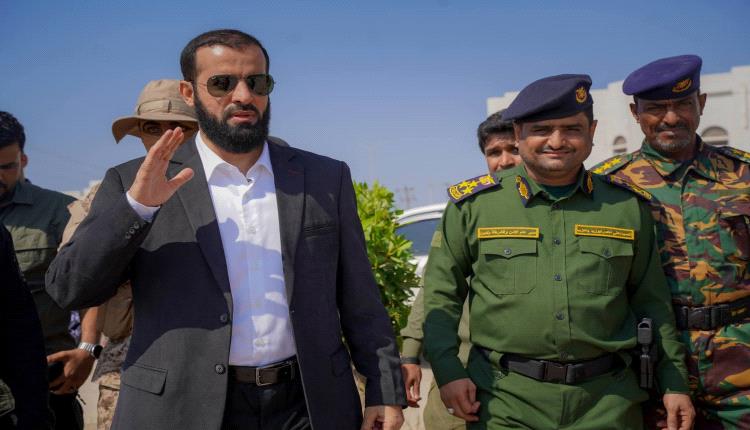 المحافظ الرباش يوجه رسائل حاسمة للنقاط الأمنية في أبين